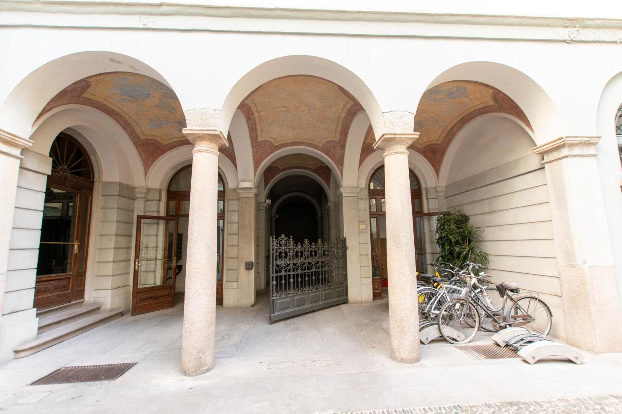 Luxury Apartment Near Duomo Italia 38 Milano Exteriör bild
